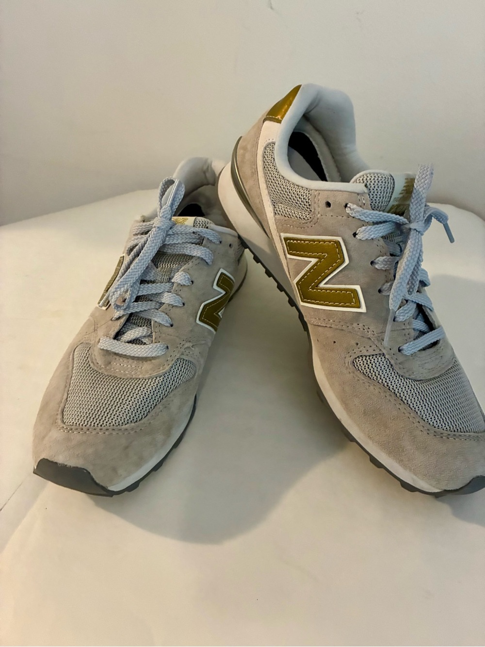 NEW BALANCE Women's 696 Grey Suede with Gold Sneakers 8 EUC